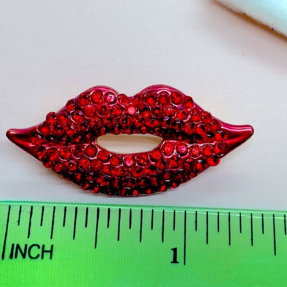 Red Rhinestone Lip Brooch - Picture 2 of 2